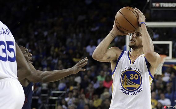  库里单场14记三分破纪录，勇士狂胜雷霆53分  